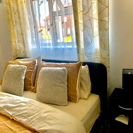 Double Room Bentilee Bucknall  Екстер'єр фото